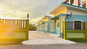 een kleurrijk gebouw met een hek en een hek bij เอ็นแอนด์พี รีสอร์ทบุรีรัมย์ in Ban Don Wai +11 foto's