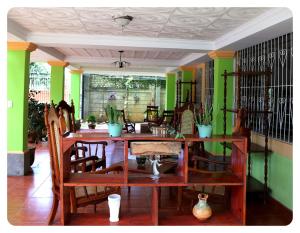a dining room with green walls and a table and chairs at Hostal San Antonio in León