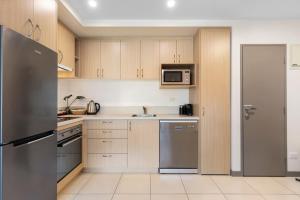 Nhà bếp/bếp nhỏ tại Lakefront Luxury Retreat Modern Apartment