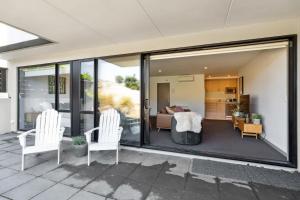 Khu vực ghế ngồi tại Lakefront Luxury Retreat Modern Apartment