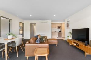 TV/trung tâm giải trí tại Lakefront Luxury Retreat Modern Apartment