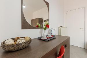 um quarto com um balcão com um espelho e uma cesta em Miamò Suite em Castellammare di Stabia