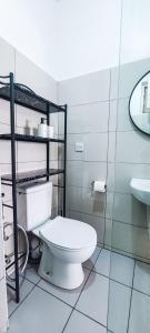 Un baño con un inodoro blanco y un lavabo. en Modern Apartment - Work from Zanzibar (Fumba Town), en Dambani 97 fotos más