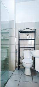 un baño con inodoro y lavabo en Modern Apartment - Work from Zanzibar (Fumba Town), en Dambani