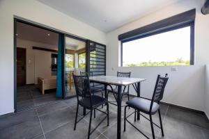 a dining room with a table and chairs at Oreo - Destination Guyane in Saint-Laurent du Maroni