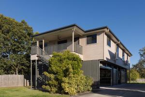 a large house with a balcony on a street at Smart Suites Self Check-in Apartments - Rocklea Station S in Brisbane
