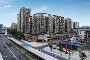 広州市にあるMankalun Hotelの高いビルと車が並ぶ街