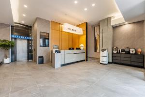 広州市にあるMankalun Hotelの受付のあるホテルのロビー