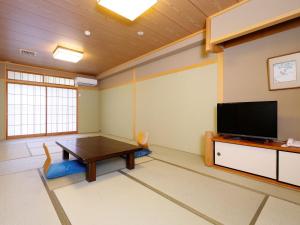 奈良市にある観光ホテルタマル　のリビングルーム(テーブル、薄型テレビ付)