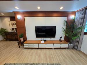 a large living room with a large flat screen tv at 따뜻한 구미 금오산 감성하우스, 50평 단독으로 사용하는 Holiday house in Namt'ong-dong