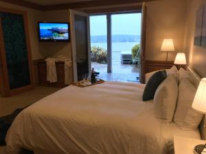 Postel nebo postele na pokoji v ubytování 3 bed Lake Sammamish Waterfront + Peloton Bike