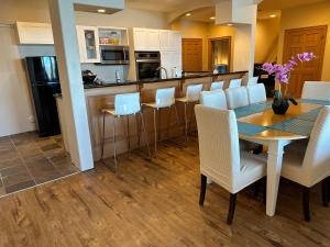 Kuchyň nebo kuchyňský kout v ubytování 3 bed Lake Sammamish Waterfront + Peloton Bike