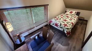 a small bedroom with a bed and a window at 天空のお宿 雅館 in Ichinoseki