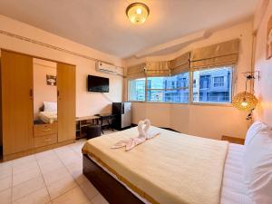 une chambre d'hôtel avec un lit avec une serviette dessus dans l'établissement Om Sab House Patong, à Patong Beach