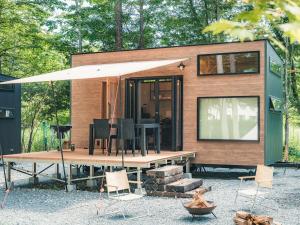 山中湖村3set山中湖的一座配有木桌和椅子的小房子