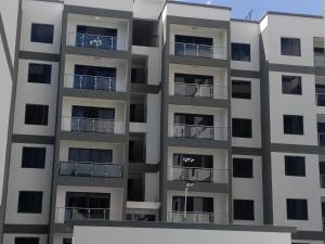 un immeuble d'appartements avec balcon sur le côté dans l'établissement Elite escape Homes, à Nairobi