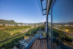 Cảnh núi rừng hoặc tầm nhìn ra núi từ chỗ nghỉ nhà dân