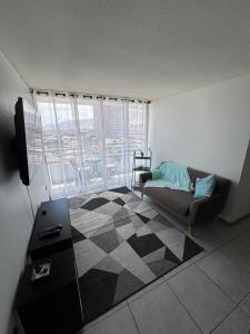a living room with a couch and a table at Espectacular Depto en Cavancha in Iquique