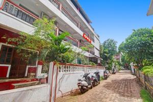 une rangée de motocycles garés devant un bâtiment dans l'établissement Hotel O Casa De Cajino Palace, à Calangute