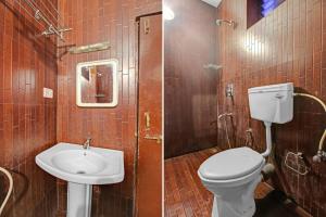 - deux photos d'une salle de bains avec toilettes et lavabo dans l'établissement Hotel O Casa De Cajino Palace, à Calangute 21 autres photos