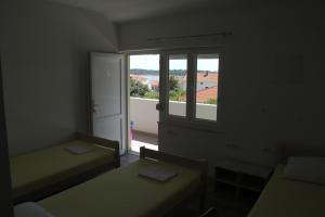 Postel nebo postele na pokoji v ubytování Novalja Inn 2