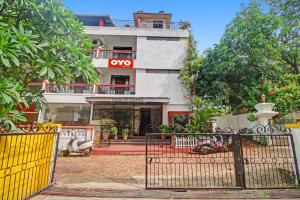 un bâtiment avec une porte devant lui dans l'établissement Hotel O Casa De Cajino Palace, à Calangute