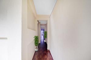 un couloir avec deux plantes en pot dans une pièce dans l'établissement Hotel O Casa De Cajino Palace, à Calangute