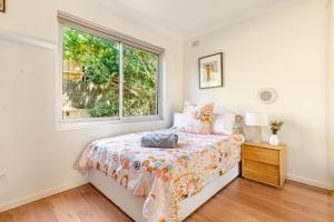 a bedroom with a bed and a window at Stylish and perfectly located Bondi Beach hideaway in Sydney