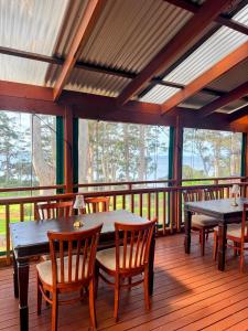 デンマークにあるDenmark Waterfront Lodgeのデッキ(テーブル、椅子付)