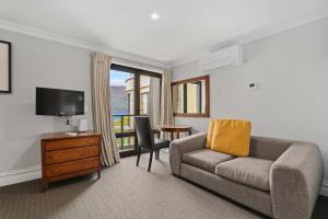 Et tv og/eller underholdning på Lakefront Central Studio walk to town