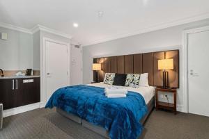 En eller flere senge i et værelse på Lakefront Central Studio walk to town