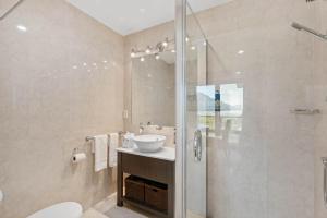 Et badeværelse på Lakefront Central Studio walk to town