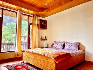 um quarto com uma cama em frente a uma janela em Sharika Homes em Katrain