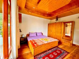 um quarto com uma cama em um quarto em Sharika Homes em Katrain