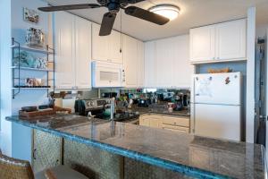 Kuchyň nebo kuchyňský kout v ubytování Alii Villas #232 condo