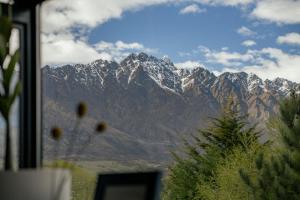 a view of a mountain range from a window at Family-Friendly Chalet Mountain Views in Frankton Wharf +26 photos