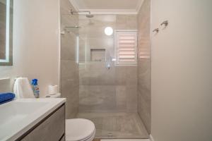 Koupelna v ubytování Seaside Apartment in Salt Rock with Dolphin Views + 42 fotografií