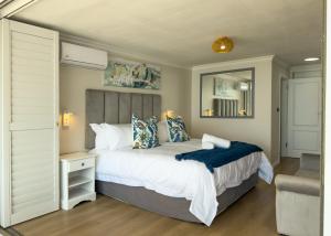 Postel nebo postele na pokoji v ubytování Seaside Apartment in Salt Rock with Dolphin Views