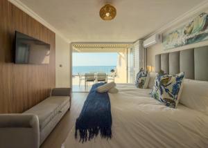 TV a/nebo společenská místnost v ubytování Seaside Apartment in Salt Rock with Dolphin Views