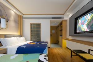 TV a/nebo společenská místnost v ubytování 博雅酒店张家界国家森林公园店