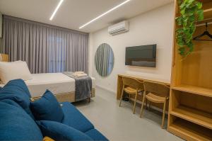 une chambre d'hôtel avec un lit et une télévision dans l'établissement Luggo Mauá - Rio de Janeiro, à Rio de Janeiro