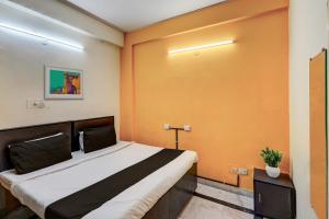 a bedroom with a large bed in a room at Hotel O Aryan Home Stay in Dehradun +24 photos