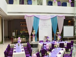 une salle de banquet avec des tables violettes et des chaises violettes dans l'établissement Catic Hotel--Adjacent Buliding, à Zhuhai
