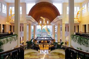 un vestíbulo con un gran edificio con un gran techo en Excellence Playa Mujeres- All Inclusive- Adults Only, en Cancún