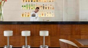 uno chef in piedi dietro un bar in un ristorante di BELOVED PLAYA MUJERES - ALL INCLUSIVE- ADULTS ONLY a Cancún
