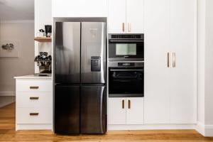 Kuchyň nebo kuchyňský kout v ubytování Panoramic Water & Mountain Views - 10 mins to CBD