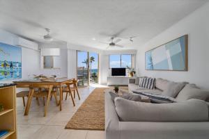 ein Wohnzimmer mit Couch und Tisch in der Unterkunft Sandcastles On Currumbin Beachfront, Gold Coast in Gold Coast