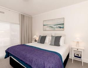 Postel nebo postele na pokoji v ubytování Panoramic Water & Mountain Views - 10 mins to CBD