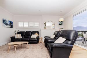 Posezení v ubytování Panoramic Water & Mountain Views - 10 mins to CBD
