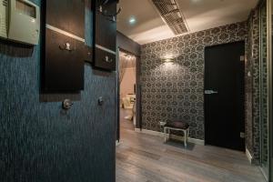 a bathroom with a black door and a toilet at PlatinumTowers! PRIVAT JACCUZI! PANORAMIC CITY VIEW from 14 Floor! LOGGIA! PARKING! 66m2! 2 ROOMS in Warsaw +40 photos